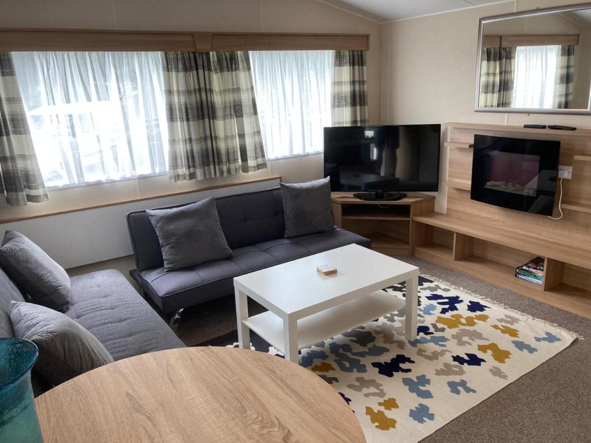 2 Bedroom Holiday Home - Access To Club House / Fishing Lake / Swimming Pool Клактон-он-Си Экстерьер фото